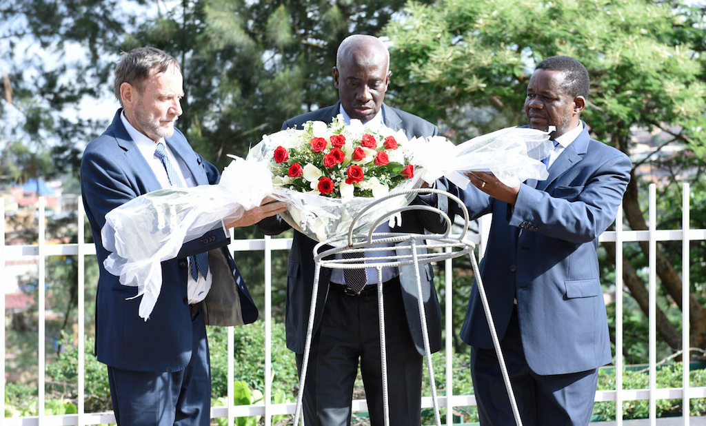 ICTR officials place wreath at mass graves, Kigali Genocide Memorial, 12 November 2015